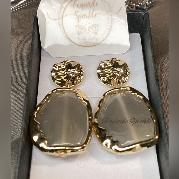 ⭐️Gold Tone White Ivory like Swirl Post Back Drop Dangle Earrings ⭐️ - Picture 9 of 16